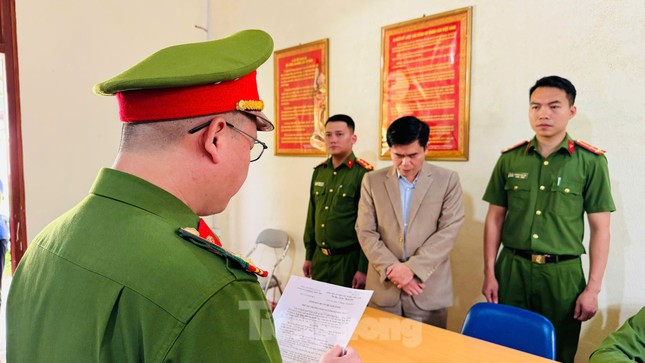Bị can Trần Ngọc Hà - nguyên hiệu trường Trường PTDTBT Tiểu học Hoàng Thu Phố 1 bị bắt vì tội 'Lợi dụng chức vụ, quyền hạn trong khi thi hành công vụ'. Ảnh: Báo Tiền Phong.