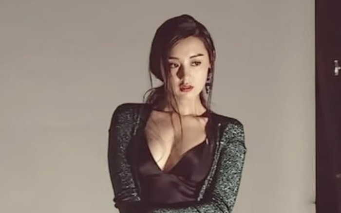 'Nữ hoàng nước mắt' Kim Ji Won hở bạo, khoe vẻ đẹp phồn thực trong bộ ảnh mới Ảnh 2