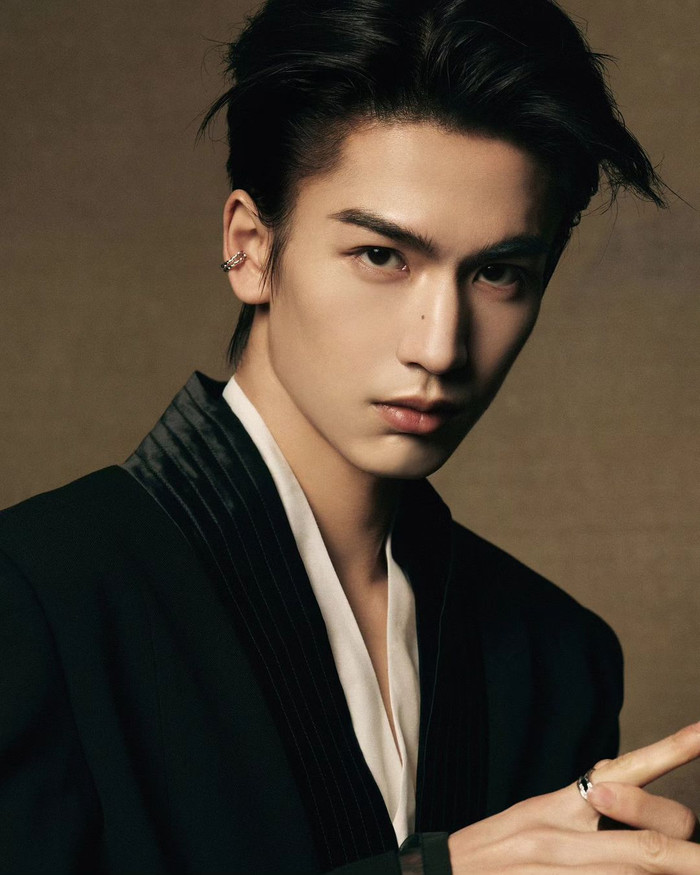 Trương Lăng Hách là cậu ấm chính hiệu khi có gia đình khá giả, ngoại hình và học thức cao. 