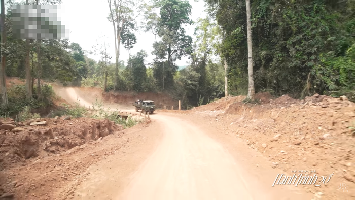 Con đường dẫn vào trường rất dốc và bụi, khó đi. 