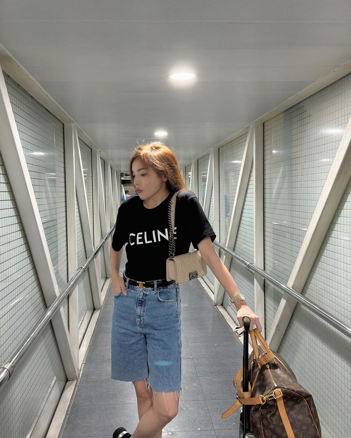 Thời trang sân bay của Hoa hậu Kỳ Duyên cũng toát lên 'mùi tiền' khiến ai nấy cũng phải trầm trồ. Cô từng diện bản phối lên đến hàng trăm triệu đồng, mỗi món đều đến từ các thương hiệu hàng đầu thế giới. Giá trị của từng item lần lượt là: Túi xách màu trắng (gần 200 triệu đồng), áo thun (khoảng 15 triệu đồng), thắt lưng (17,5 triệu đồng) và túi đựng đồ lu lịch (68 triệu đồng). 