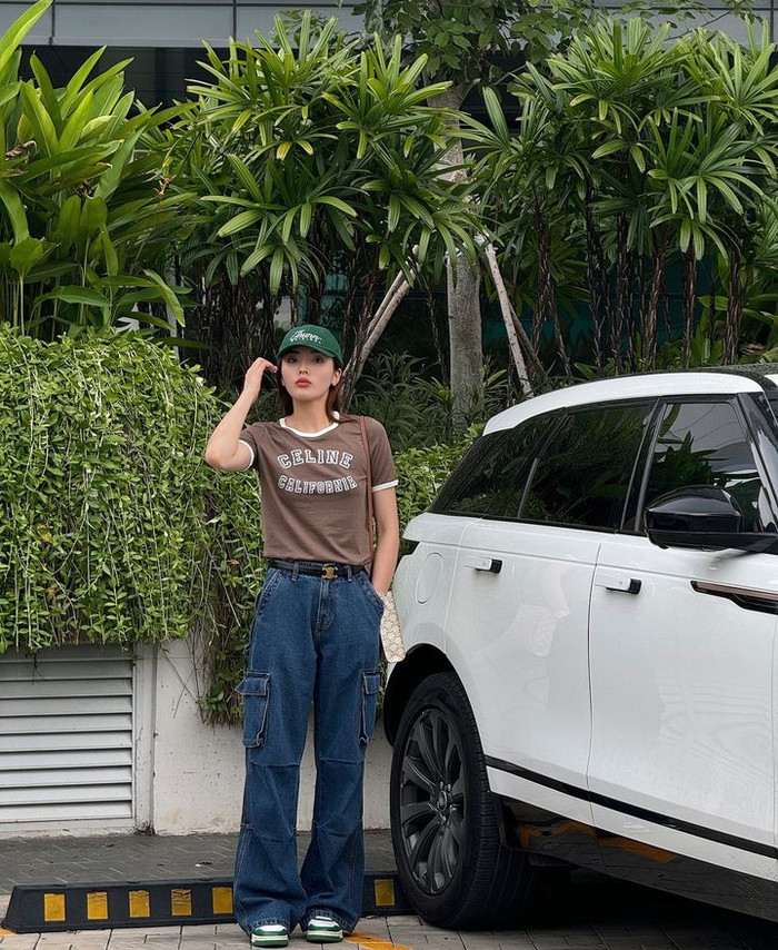 Trong một lần khác, Hoa hậu Kỳ Duyên cũng lựa chọn những món phụ kiện hàng hiệu đắt đỏ để kết hợp cùng phong cách thời trang cá tính, năng động. Mẫu túi xách lẫn thắt lưng của Hoa hậu Kỳ Duyên đều đế từ 'nhà mốt' Pháp và có trị giá lần lượt là 1500 USD (khoảng 35 triệu đồng) và 690 USD (khoảng 17,5 triệu đồng). 