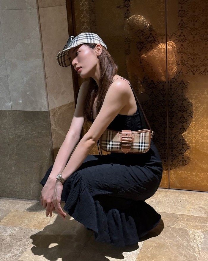 Ở đời thường, Hoa hậu Kỳ Duyên theo đuổi phong cách năng động, cá tính nên nàng hậu cũng lựa chọn phụ kiện mang tinh thần này. Cô từng phối chiếc nón lưỡi trai trị giá 12 triệu đồng cùng túi kẹp nách trị giá 49 triệu đồng cùng mẫu váy đen khi dạo chơi phố xá.