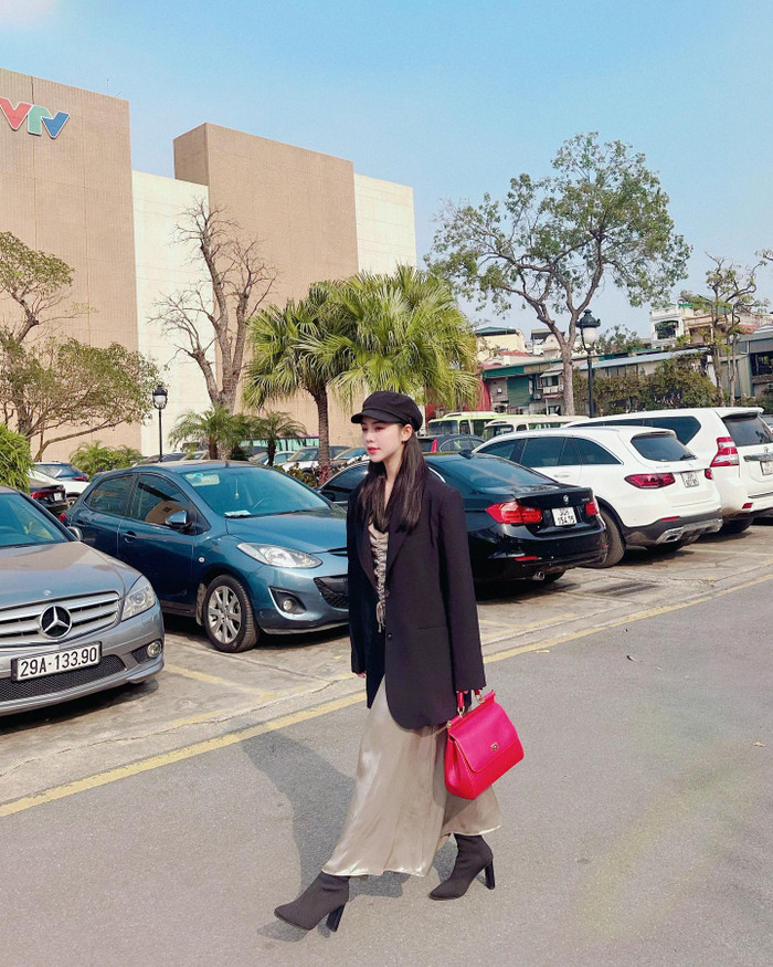 Trong những ngày lạnh, Quỳnh Kool khoác áo blazer kết hợp váy dài tạo cảm giác thanh lịch, nhã nhặn. Để nhấn nhá cho tổng thể, nữ diễn viên sinh năm 1995 chọn mẫu túi da màu đỏ làm nổi bật toàn bộ trang phục. 