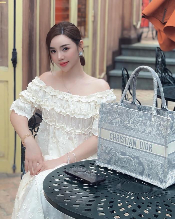 Mới đây, Quỳnh Kool vừa khoe trên trang cá nhân bộ ảnh chụp cùng mẫu túi Dior Tote Bag Toile de Jouy Reverse Embroidery có trị giá 80 triệu. Chiếc túi này là items kinh điển trong mọi tủ đồ của dàn sao nữ Việt nhờ đem lại cảm giác sang chảnh mà còn có độ tiện dụng cao. 