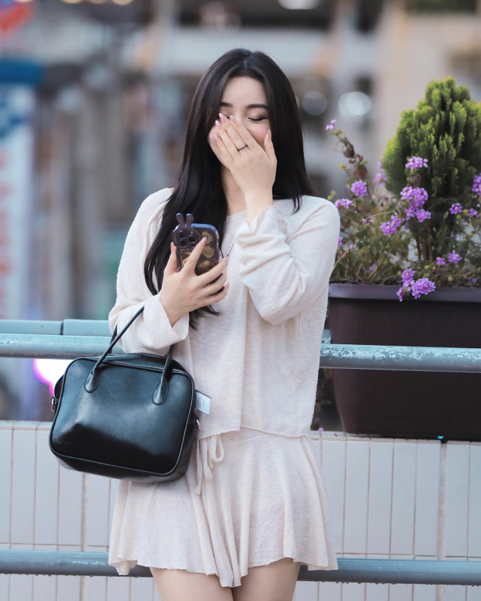 Khi du lịch, cô sẽ đem những chiếc túi dáng vuông độ rộng trung bình, có thể đựng mỹ phẩm, điện thoại. Thiết kế làm bằng da PU có khả năng chống bẩn khi phải di chuyển nhiều. Người đẹp chọn túi đen, gam màu này dễ dàng cho nữ diễn viên 'mix&match' với nhiều bộ cánh khác nhau. 