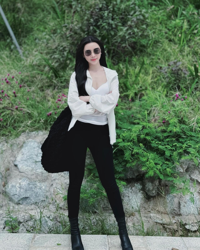 Quỳnh Kool không phải diễn viên sắm sửa quá nhiều đồ hiệu, những mẫu túi mà người đẹp chọn lựa ưu tiên về mặt phom dáng đơn giản, có độ tiện dung cao trong việc đựng vật phẩm hằng ngày và dễ dàng phối đồ. Trong ảnh, mỹ nhân phim 'Đừng làm mẹ cáu' tạo dáng bên mẫu túi lông bản to có độ trễ ngang mông, vừa đựng được nhiều đồ cần thiết và có tính thời thượng. 