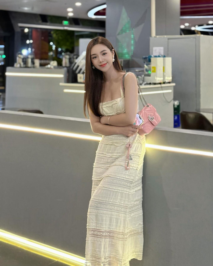 Trong thời điểm dạo phố, không cần đem quá nhiều thứ, Quỳnh Kool chọn thiết kế túi nhỏ hình chữ nhật của Gucci phối cùng váy liner. Màu hồng của túi giúp tăng nét đẹp nữ tính cho nữ diễn viên 'Đừng làm mẹ cáu'. 