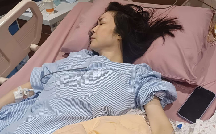 Nữ diễn viên đi khám bị ung thư đại trực tràng giai đoạn cuối, bỏ qua dấu hiệu màu đỏ tím trên lưỡi Ảnh 2