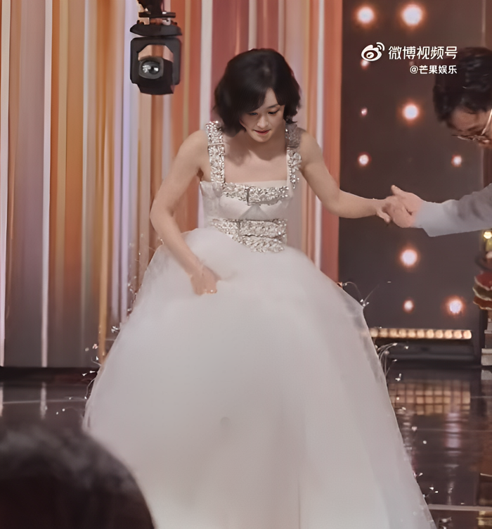 Hình ảnh Vu Hòa Vỹ trực tiếp dắt tay Triệu Lệ Dĩnh xuống sân khấu được lan truyền khắp mạng xã hội.&nbsp;