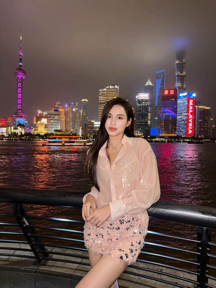 Đỗ Thị Hà tự tin khoe nhan sắc xinh đẹp dưới góc chụp bị nghi là do bạn trai làm 'phó nháy'. Ảnh: FBNV