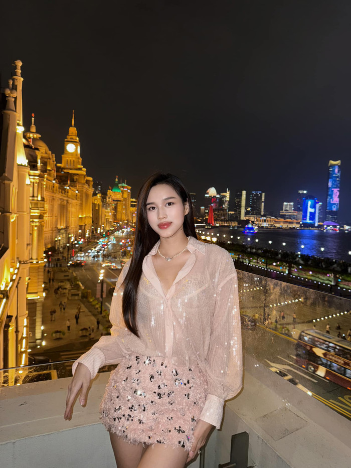 Đỗ Thị Hà tự tin thả dáng ở một khung cảnh thơ mộng, lãng mạn. Ảnh: FBNV