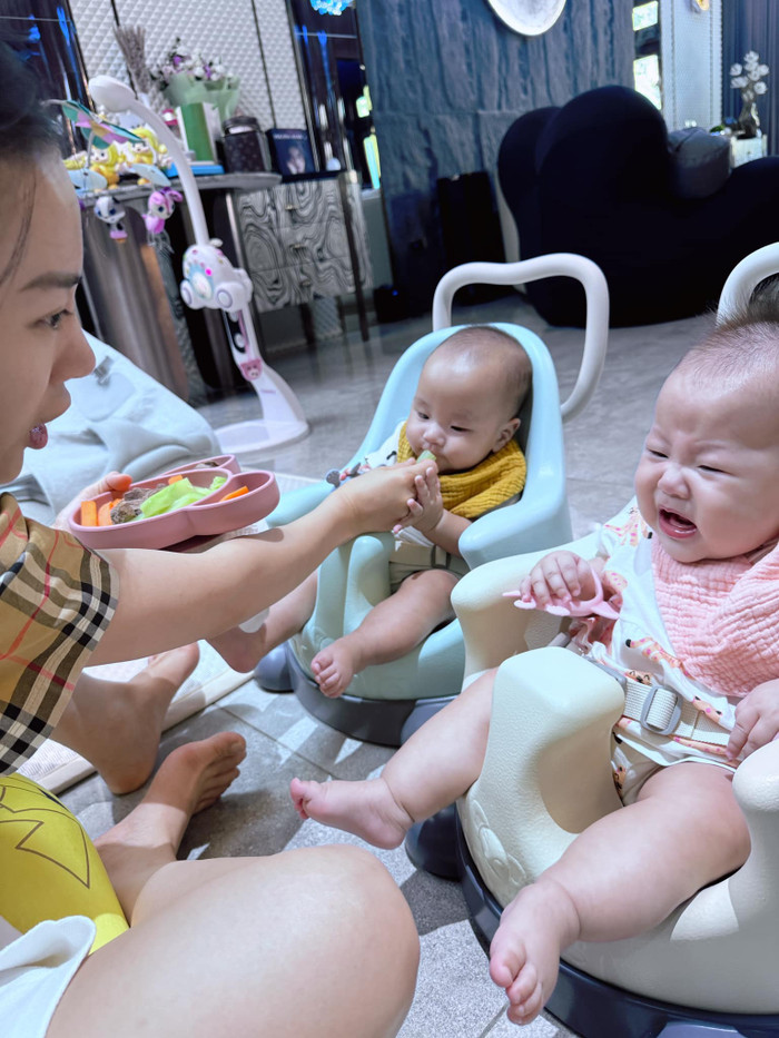 Phương Oanh để mặt mộc, diện đồ bộ khi ở nhà chăm con. Ảnh: FBNV