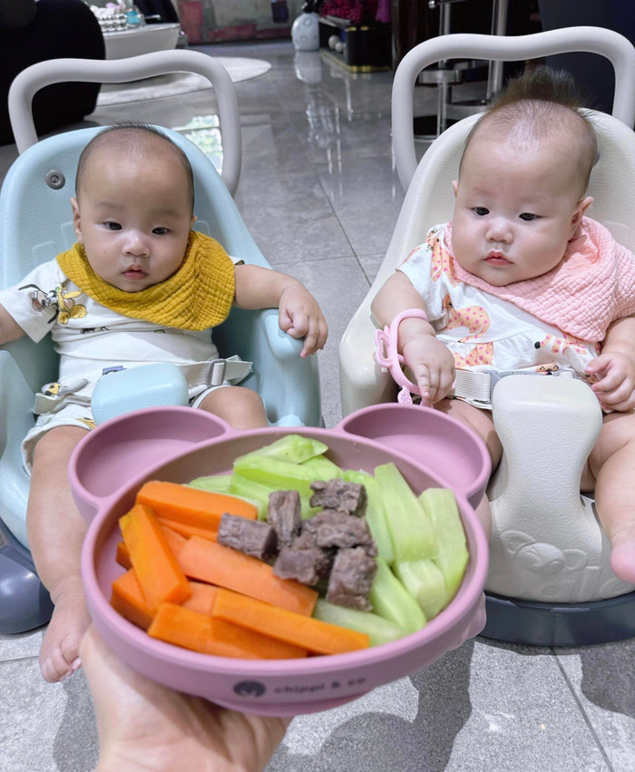 Vẻ đáng yêu của hai nhóc tỳ nhà Phương Oanh. Ảnh: FBNV