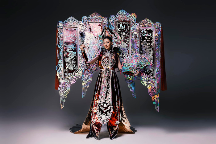 Khảm xà cừ - Trang phục dân tộc của Quế Anh tại Miss Grand International. 