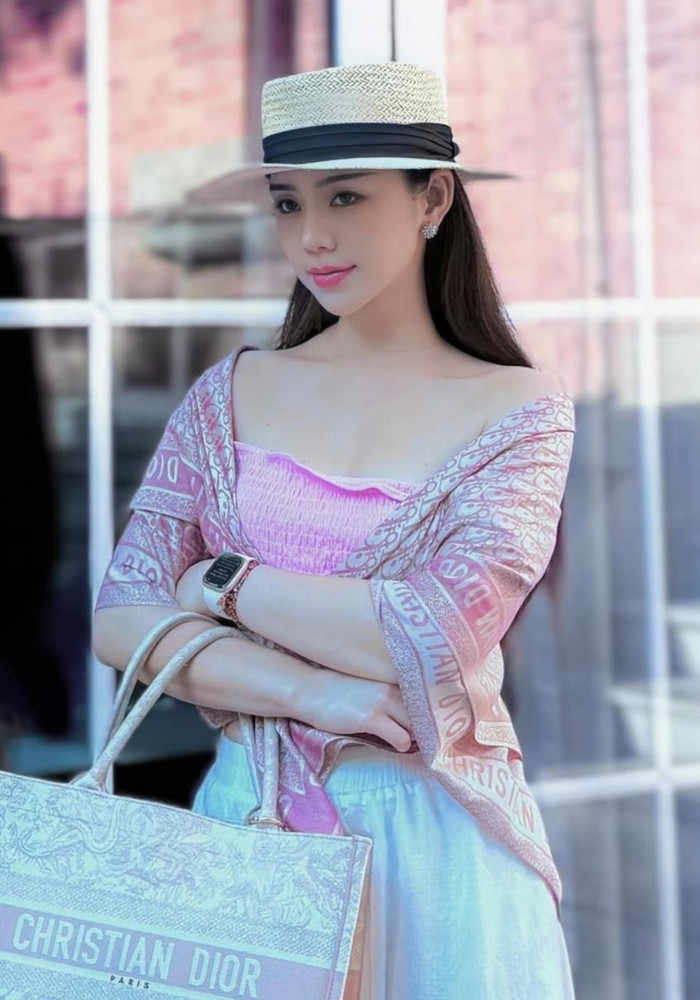 Khi diện phong cách nàng thơ, dịu dàng, Quỳnh Kool vẫn khéo léo khoe đường cong cơ thể hoàn mỹ. 