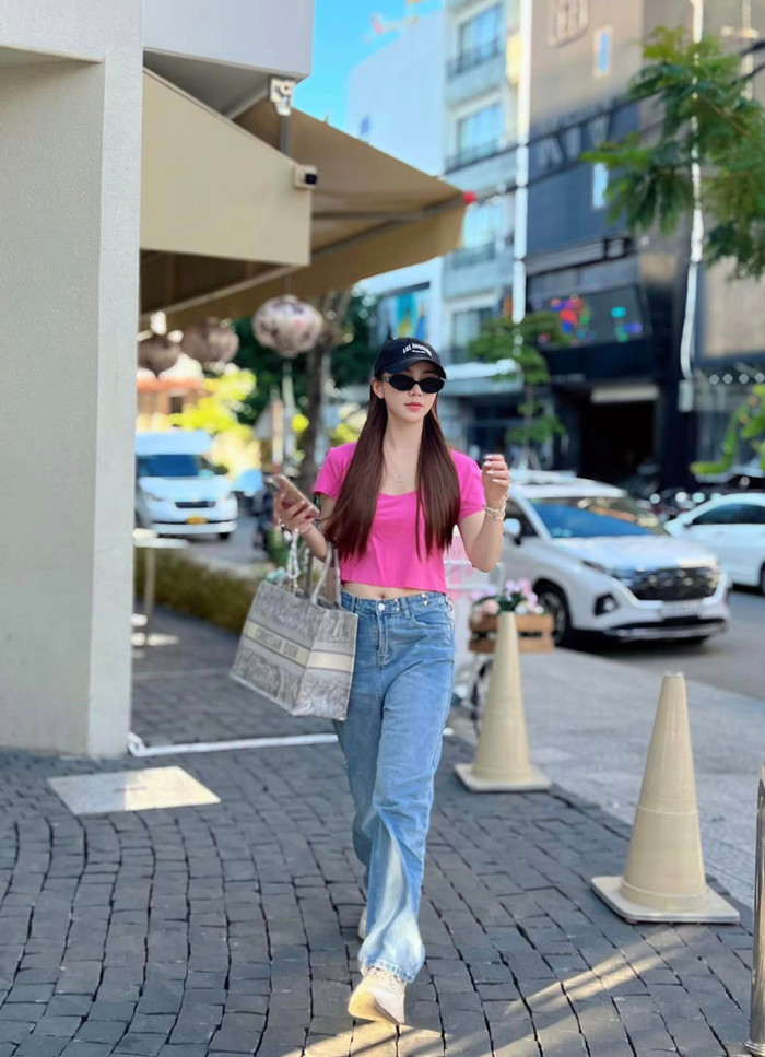 Sở hữu thân hình nóng bỏng, thon thả, Quỳnh Kool thường xuyên lựa chọn diện áo hai dây, áo quây và áo croptop khoe trọn 3 vòng siêu thực. 