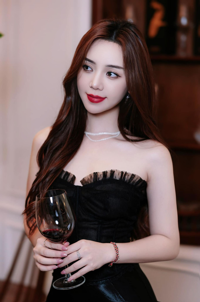 Quỳnh Kool khoe vòng 1 căng tràn trong chiếc váy cúp ngực đen quyến rũ. 