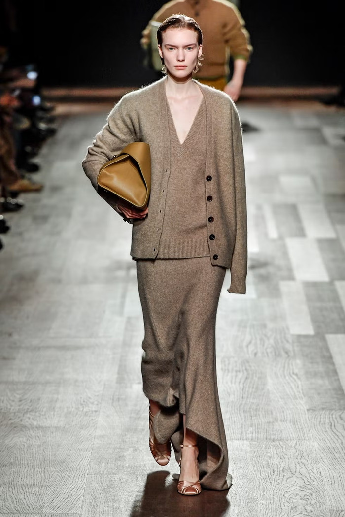 Không gì có thể thể hiện sự sang trọng hơn những bộ trang phục phối hợp cùng tông màu. Ảnh Harper Bazaar.