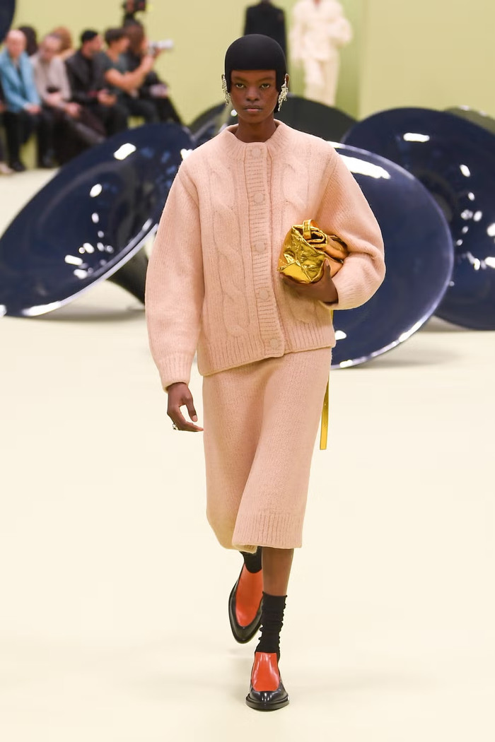 Một cách khác để tạo điểm nhấn cho chiếc áo cardigan là chọn kiểu đan cáp. Ảnh Harper Bazaar.