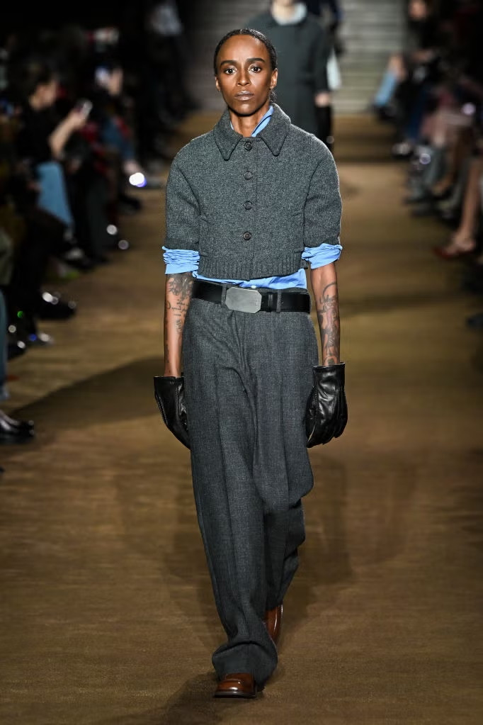 Một trong những cách đơn giản nhất để thổi làn gió mới vào chiếc áo len cardigan là chọn phiên bản có cổ. Ảnh Harper Bazaar.