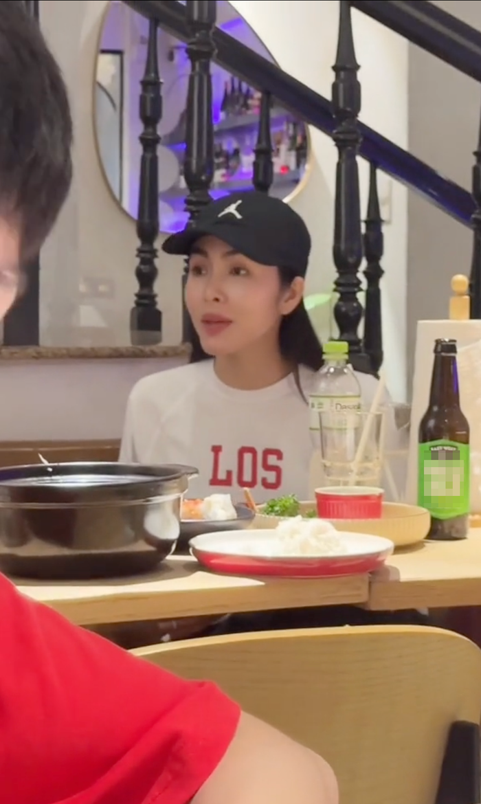 Clip quay lén Tăng Thanh Hà đang gây sốt trên mạng xã hội vì nhan sắc rạng ngời của sao phim Bỗng dưng muốn khóc.