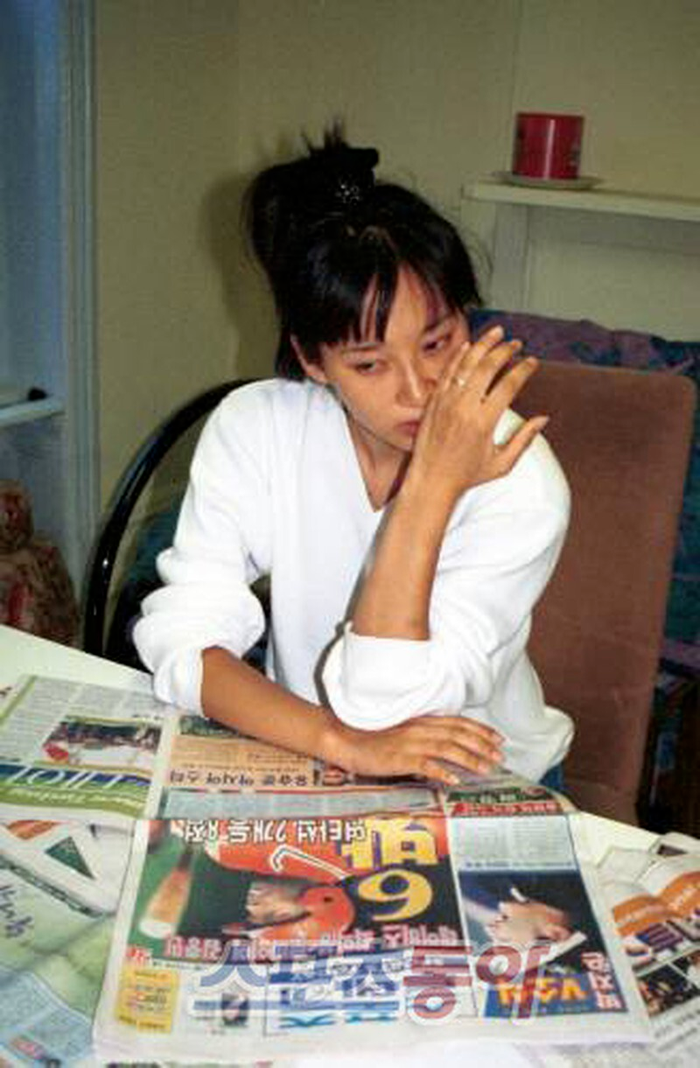 Scandal khiến Oh Hyun Kyung phải sang Mỹ ở ẩn một thời gian, sự nghiệp tưởng chừng như lụi tàn. 