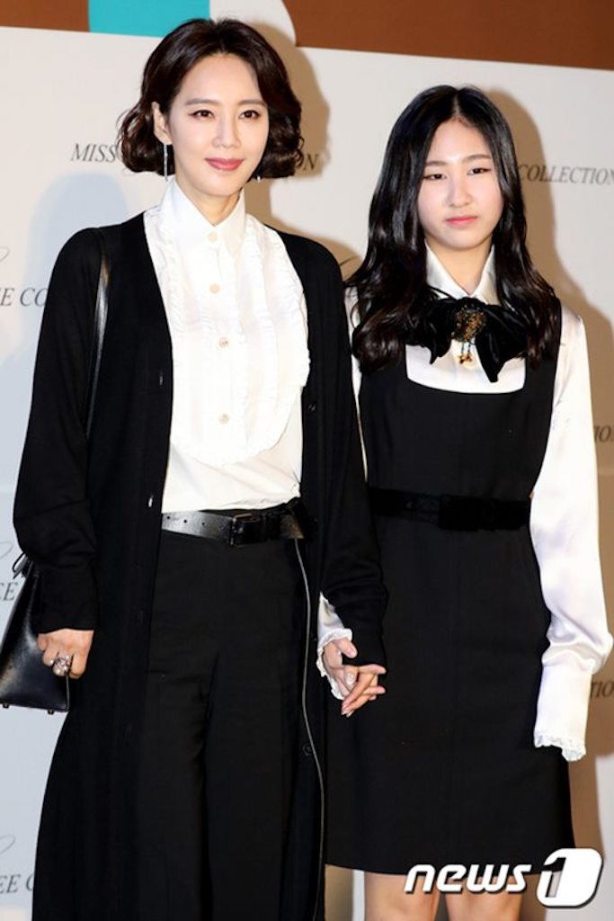 Oh Hyun Kyung và con gái.