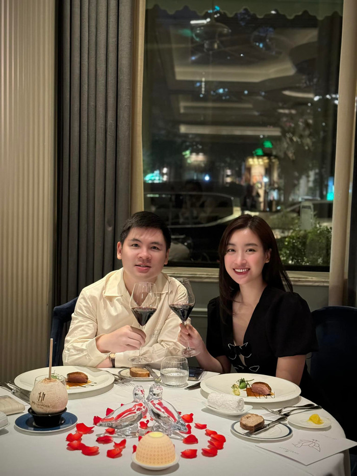 Đỗ Mỹ Linh và ông xã doanh nhân kỷ niệm 2 năm ngày cưới.