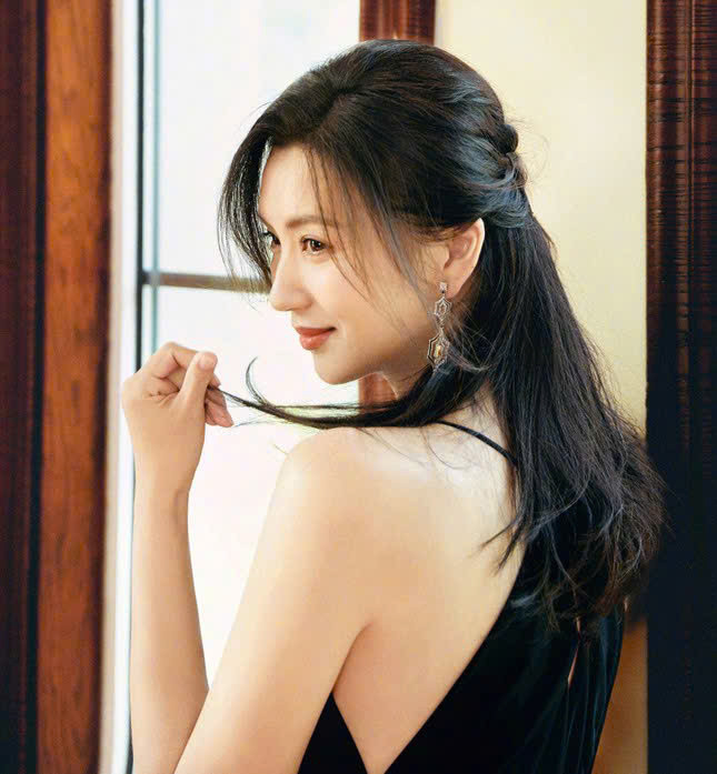 Trần Hảo được mệnh danh là mỹ nhân vạn người mê, cô không theo đuổi sự nghiệp diễn xuất mà chuyển hướng sang làm giảng viên Học viện Hý kịch trung ương Trung Quốc.