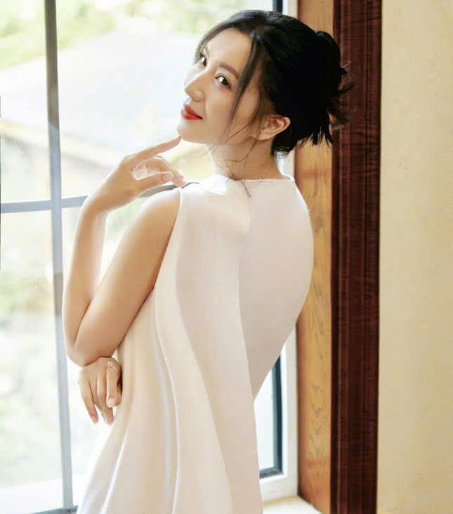 Khi chưa tốt nghiệp, cô đã hợp tác với các ngôi sao đình đám của làng giải trí Hoa ngữ như Ninh Tịnh, Vương Học Binh...