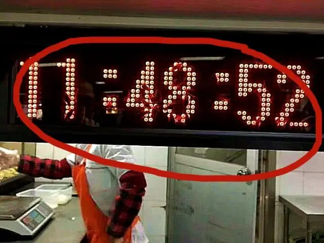 Bức ảnh chụp vội bảng led căn tin khiến nhóm bạn trẻ tò mò.