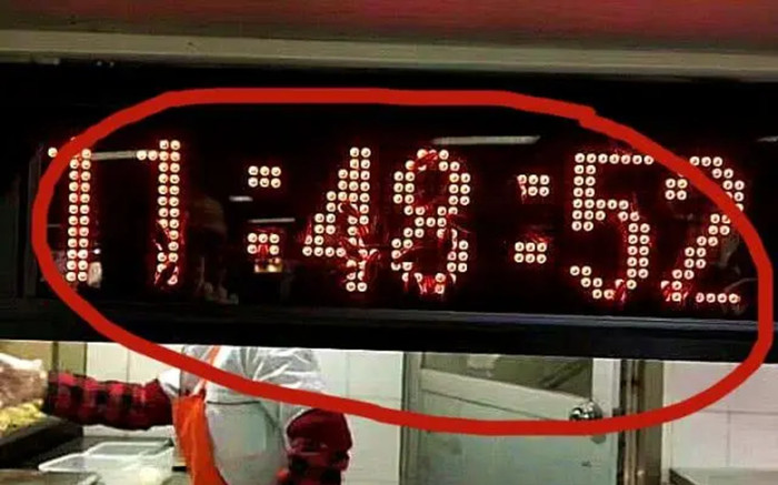 Một bức ảnh tình cờ chụp ở căn tin khiến nhóm bạn trẻ hoảng sợ Ảnh 2