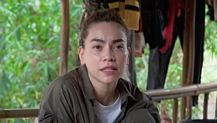 Hồ Ngọc Hà để lộ dấu hiệu lão hoá da, xuất hiện rãnh cười, nếp nhăn dưới mắt.