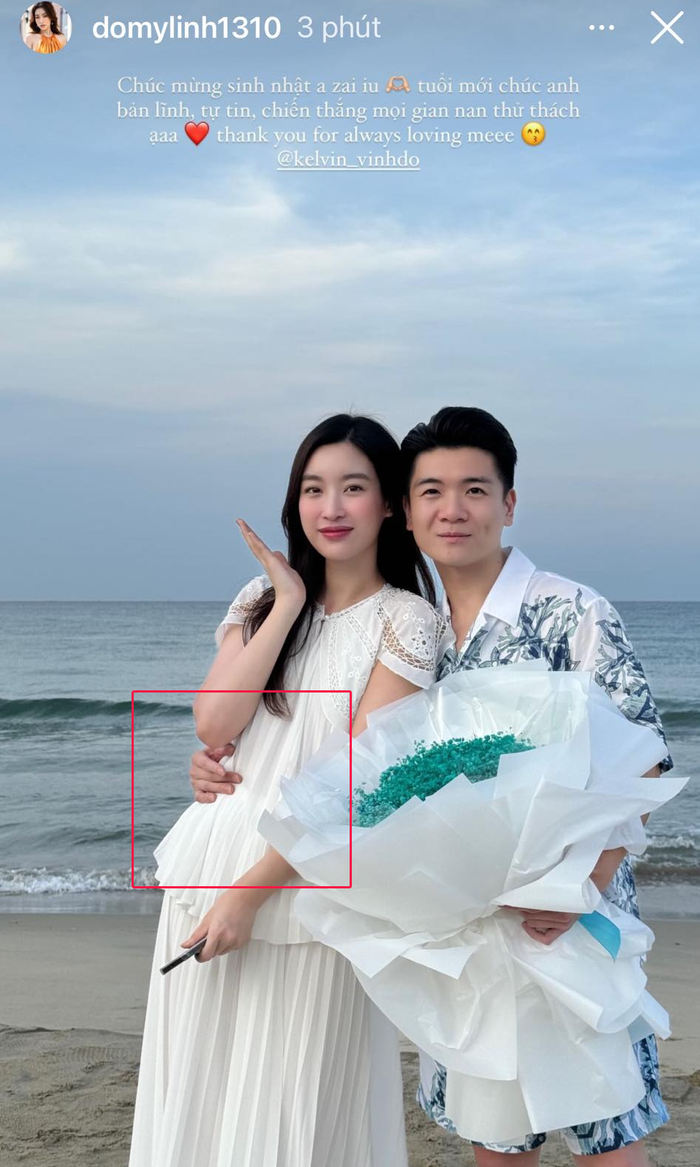 Khoảnh khắc anh chồng ôm eo Đỗ Mỹ Linh đầy thân thiết.