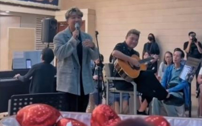 Nam ca sĩ có tài sản hơn 3 nghìn tỷ bị bắt gặp đi hát khai trương nhà tang lễ Ảnh 2