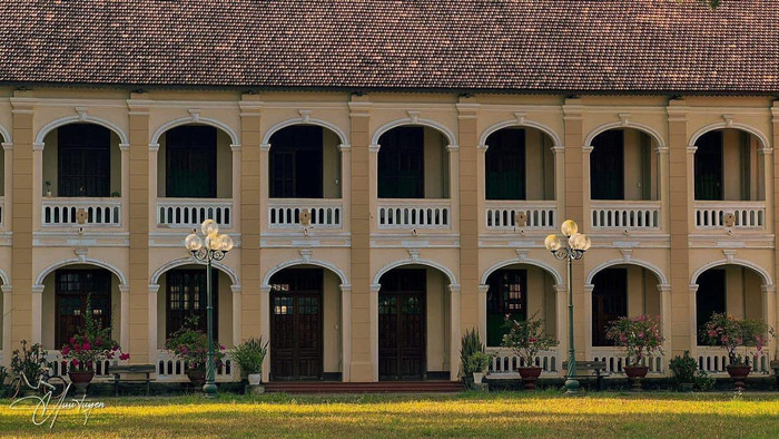 Có thể thấy, công trình kiến trúc Tiểu chủng viện Làng Sông mang nét cổ kính, đậm phong cách châu Âu. Ảnh: Hữu Tuyển