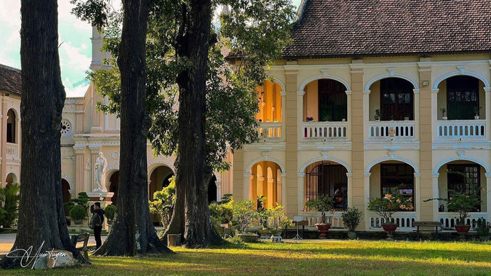 Tiểu chủng viện Làng Sông không chỉ là một di tích tôn giáo có giá trị về kiến trúc, văn hóa, mà còn gắn liền với lịch sử hình thành chữ quốc ngữ ở Việt Nam. Ảnh: Hữu Tuyển