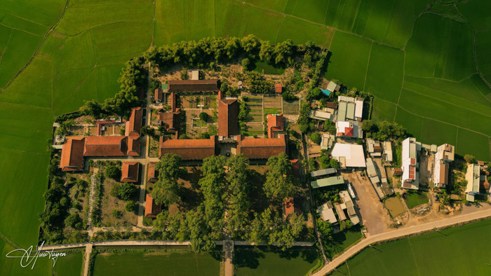  Xung quanh nhà thờ là cánh đồng lúa ngút tầm mắt. Ảnh: Hữu Tuyển