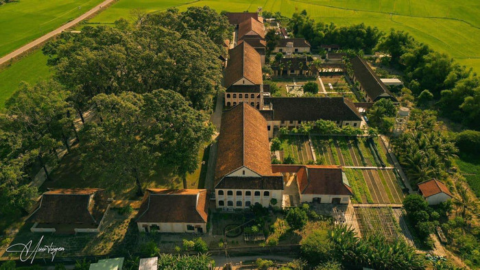 Tiểu chủng viện Làng Sông nằm ở thôn Quảng Vân, xã Phước Thuận, huyện Tuy Phước, cách trung tâm thành phố Quy Nhơn, tỉnh Bình Định khoảng 20km về hướng Đông Bắc. Ảnh: Hữu Tuyển