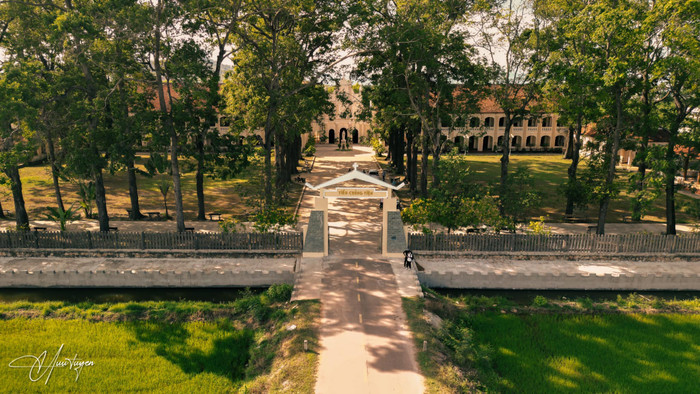 Phần chính diện của nhà thờ được trang trí bằng những khung ô đối xứng, các bông gió trang trí và những hoa văn họa tiết, cổng vòm nhọn quen thuộc trong lối xây dựng kiến trúc Thánh đường. Ảnh: Hữu Tuyển