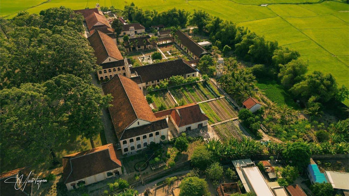 Tiểu chủng viện Làng Sông được xây dựng theo kiểu kiến trúc Gothic, lối kiến trúc đặc trưng của người châu Âu trong xây dựng nhà thờ. Ảnh: Hữu Tuyển