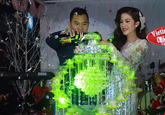 Con trai và con dâu của nữ đại gia trong đám cưới bạc tỷ.