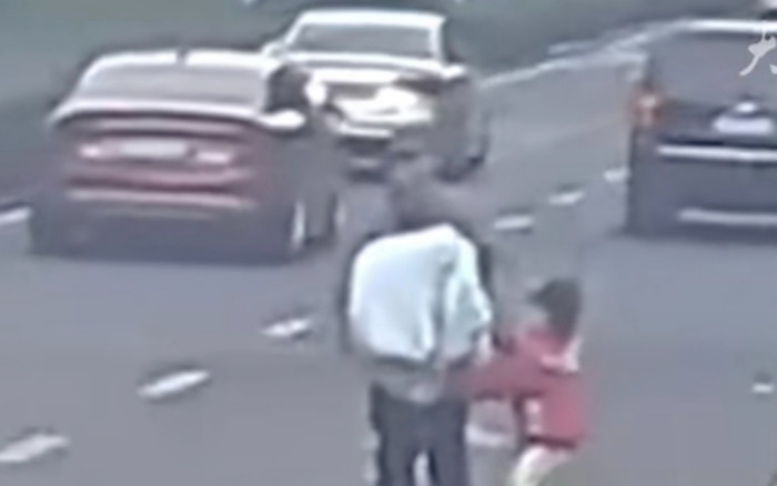 Cha ruột nhẫn tâm đẩy con gái vào dòng xe đang chạy, camera ghi lại khoảnh khắc gây sốc Ảnh 2
