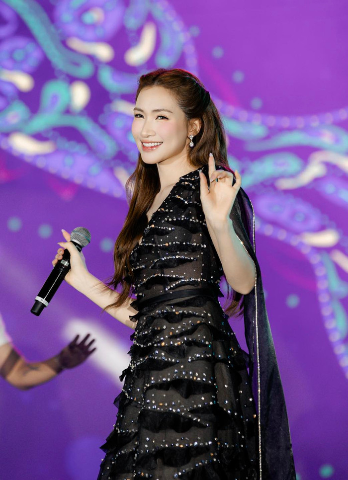 Hoà Minzy vẫn đang tích cực đi biểu diễn. Ảnh: FBNV