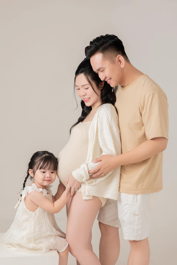 Nhóc tỳ đầu tiên nhà Hạnh Phúc háo hức khi có em.