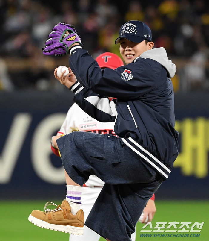 J-Hope (BTS) đảm nhận nhiệm vụ ném bóng khai mạc tại Korea Series 2024. 