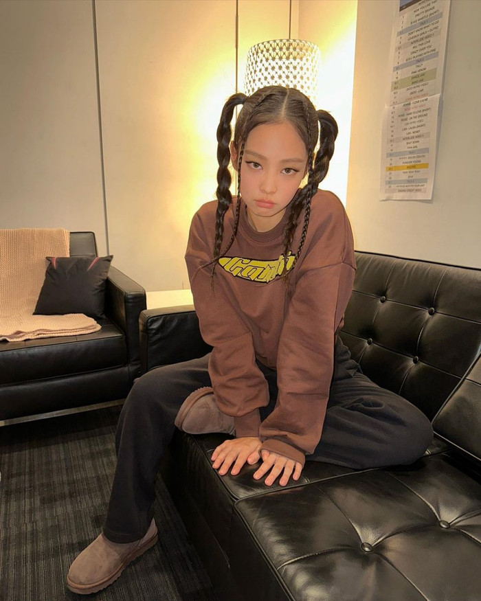 Kiểu tóc Baby Braids gắn liền với phong cách thời trang Y2K.