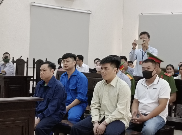 Các bị cáo có mặt tại tòa. Ảnh: Báo Người Lao Động.