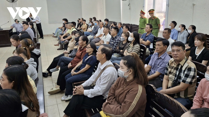 Người thân bị cáo, bị hại có mặt tại phiên tòa. Ảnh: VOV.